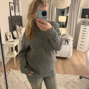 Grå stikadtröja  - Super fin grå stikad tröja aldrig andvänd och är då som nu utan några defekter och är super fin har inte komigt till andvändnig och säljer då den 💕