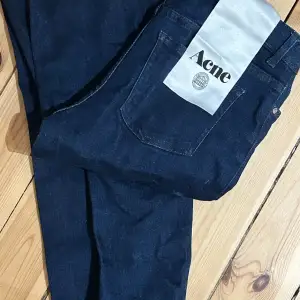 Acne jeans skick 9/10 Inte använda alls mycket Storlek 28/34