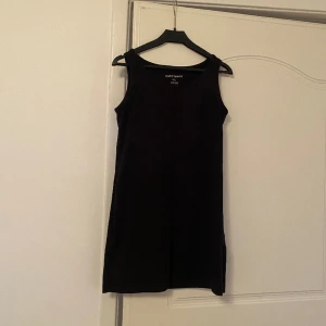 Svart linne från KappAhl - Fint enkelt svart linne från KappAhl i fint skick😚