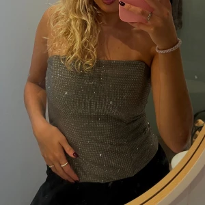 Korsett/bandeau-topp Zara - Supersnygg topp med så glittriga stenar! Perfekt till nyår✨🥳 Endast använd en gång och är i fint skick! Lite liten i storlek. Brukar vanligtvis ha S/M men har L i denna🩷 Köparen betalar för frakten 