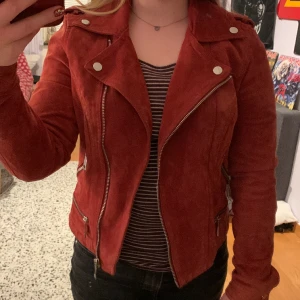 Vera Moda röd jacka  - Röd Mocka jacka från Vera Moda med fickor💕