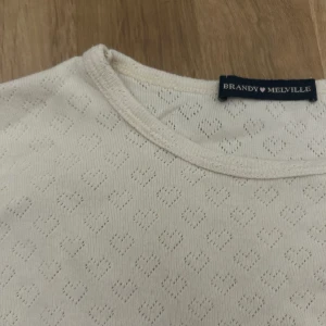 Hjärtmönstrad Tröja🤍 - Hittade denna jättefina tröja från brandy med små hjärtan!🥰 Det står ingen storlek men skulle säga att den passar mellan xs-s🤍  Den tvättas & stryks självklart innan den skickas 🤗