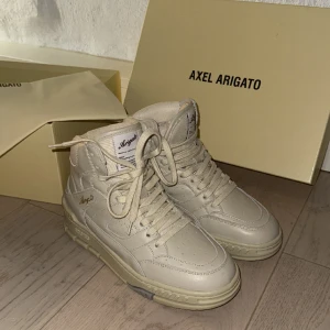 Oanvända Axel Arigato sneakers - Oanvända! Helt nya Axel Arigato sneakers
