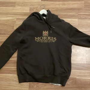 Morris hoodie - En riktigt skön grönisch Morris hoodie som inte kommer till användning längre (nypris 1499) hör gärna av er vid frågor! (Pris kan diskuteras)