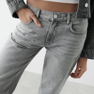 Grå straight leg jeans  - Säljer dessa super fina low waist straight leg jeans från gina tricot!❤️”Handtaget” på dragkedjan har ramlat av, men annars är dom som nya! 💕💕
