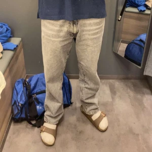 Gråa Woodbird Jeans - Fina jeans från woodbird i färgen grå, loose fit. Bra skick och säljes pga att dom inte kommer till användning. Storlek 29/30. Nypris 999kr.