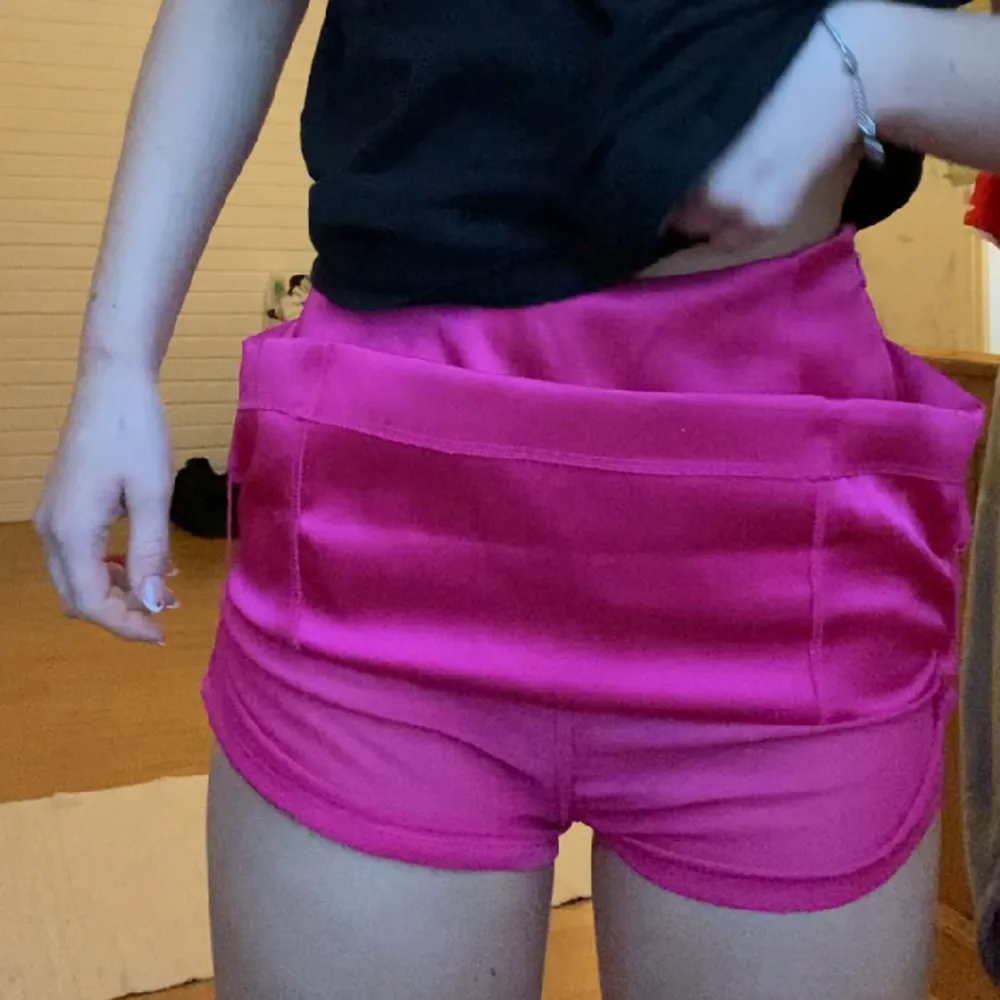 rosa satinkjol som var tänkt till temafest men som inte blev använd så har aldrig använt den, inbyggda shorts i, köpt för 200. Kjolar.