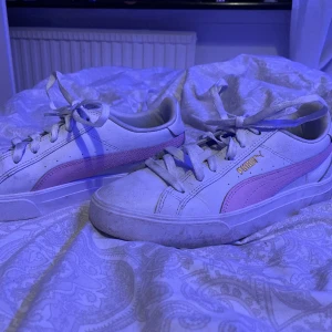 Puma skor  - Ett var Puma skor. Det finns ingen sula med till skona. Storlek 40  Ny pris 700kr tror jag  