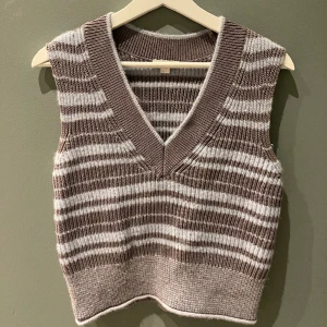 Stickad väst - Blå/grå randig väst från COS, nyskick 