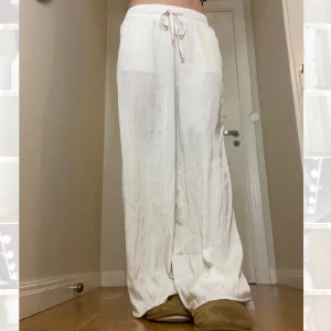 Pyjamasbyxor - Säljer dessa byxor som jag bara använt en gång❤️ det är ett väldigt skönt  material typ silke vilket gör att de fungerar perfekt som pyjamasbyxor!