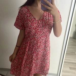 Gullig rosa sommarklänning - Säljer denna fina rosa sommarklänning,använt fåtal gånger 