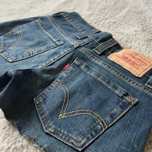 Jeansshorts från Levis  - Lågmidjade jeansshorts från Levis perfekt till sommaren. Storlek 26! pris kan diskuteras ❤️