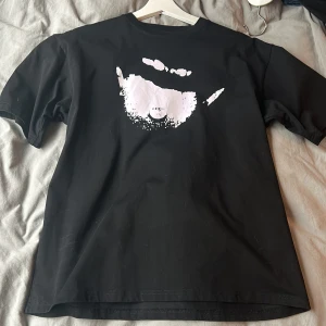 Ken carson yale tee - Använd en gång då den är lite för tight i axlarna. 