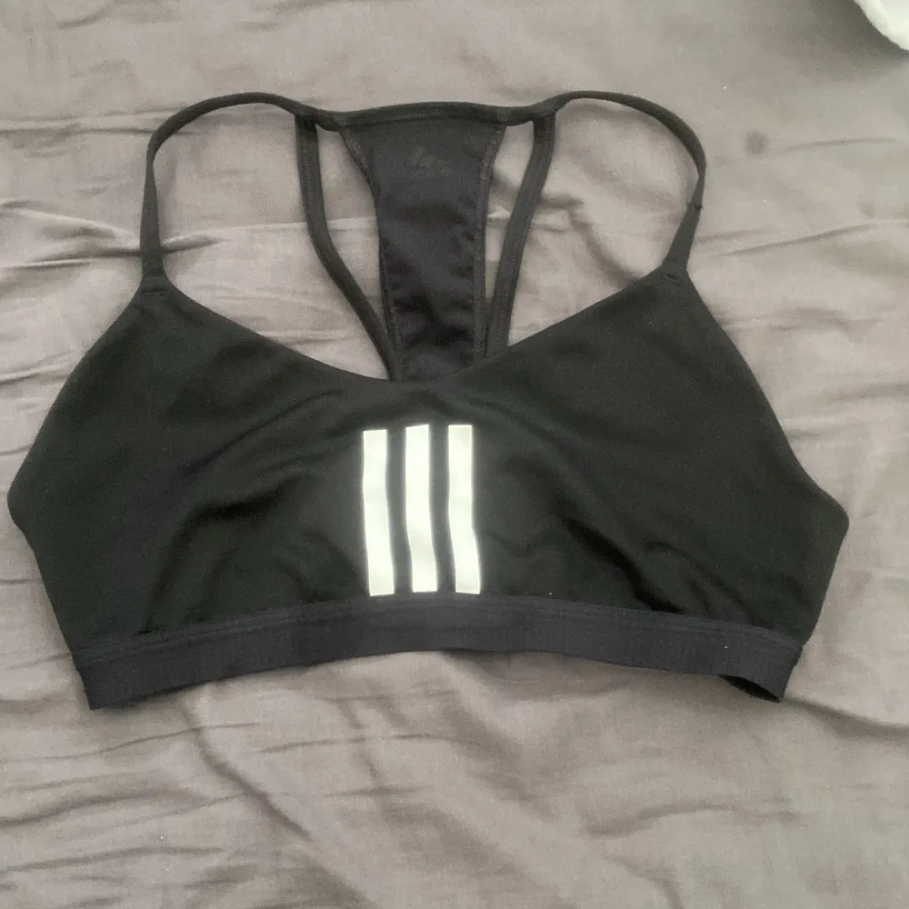 Jag säljer denna adidas träningsbh eftersom den inte kommer till användning, minns inte den exakta storleken men skulle gissa på xs/s. Mycket bra skick!. Sportswear.