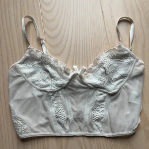 Fin Korset-aktig topp - Fin Korset-aktig vit crop top (lite genomskinlig), utan prislapp  Passar jättebra på S