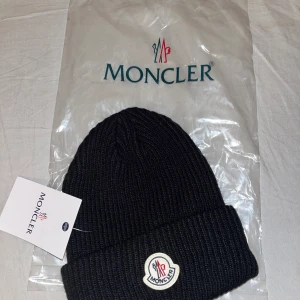Moncleʳr Mössa - Köpte den förra vintern men gillade inte hur den satt på mig. vill bara bli av me den så priset är mycke lägre (pris kan diskuteras)! Den är jätteskön och passar bra till både vinter och alla andra tiderna på året! Nfc tag!