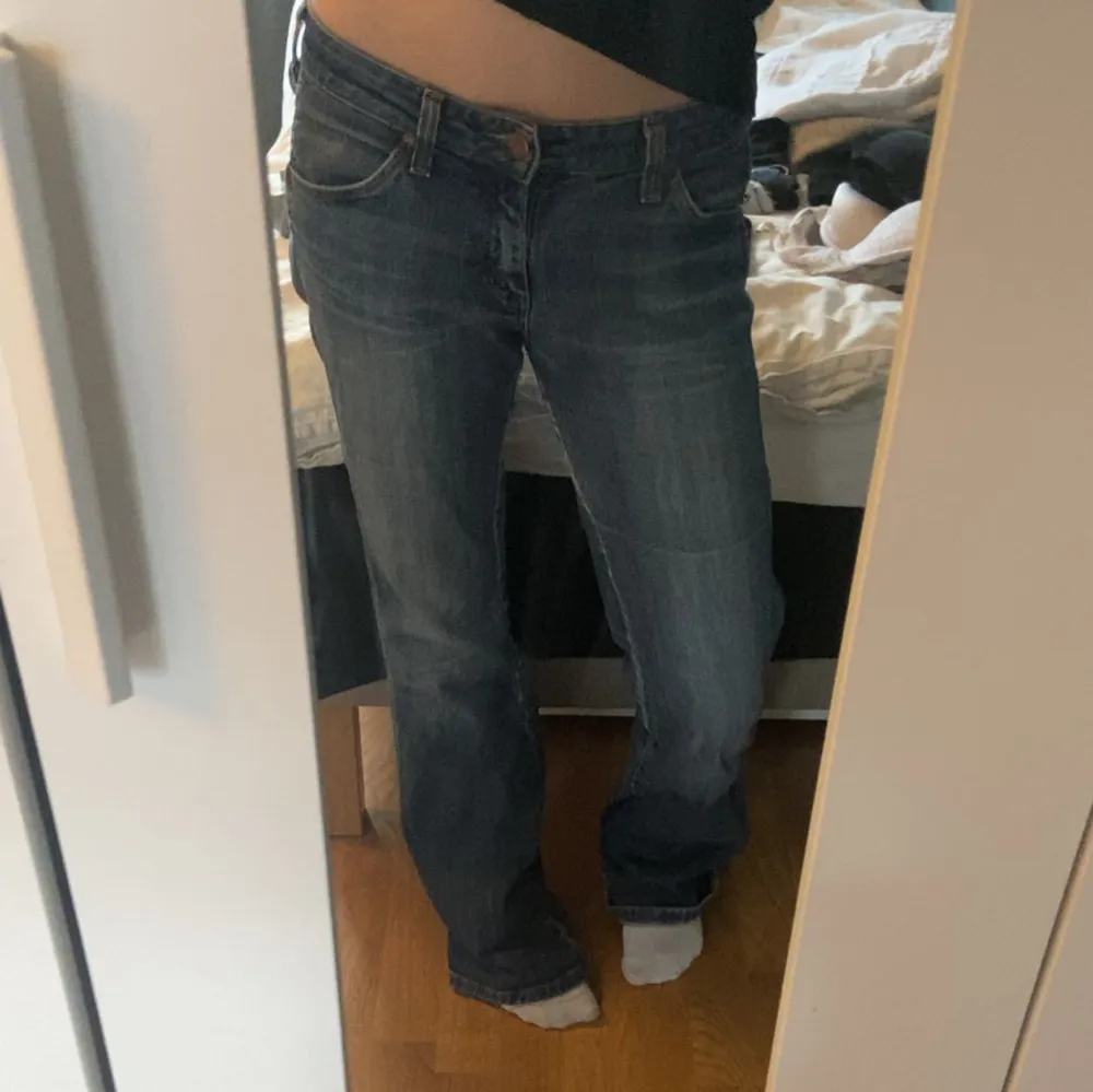 Lågmidjade jeans med bootcut från wrangler. Säljer då de är för långa på mig som är 160cm.❤️ Pris kan diskuteras. . Jeans & Byxor.