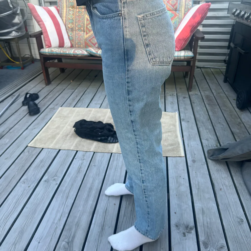 Superfina jeans från Weekday i modellen rowe, sparsamt använda 🤍. Jeans & Byxor.