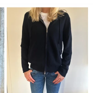 Rovoir zip hoodie - Så snygg cashmere zip hoodie i färgen navy, nypris 850kr. Inga defekter endast använd ett fåtal gånger!