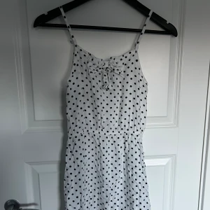 Klänning med prickar - Vit klänning med prickar och rosett, storlek xs från hm