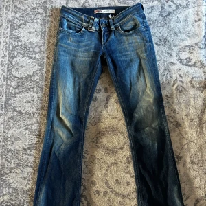 Only jeans - Lågmidjadeje Only jeans med fickor bak som tyvärr är för småa. Midjemått: 37-38 innerbenslängd: 80