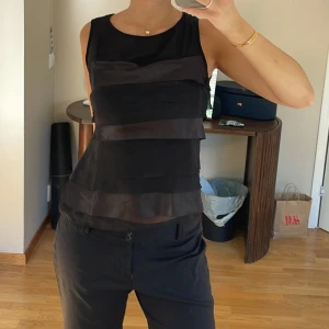 Festtopp med volanger - Perfekta festtoppen från Wera💕