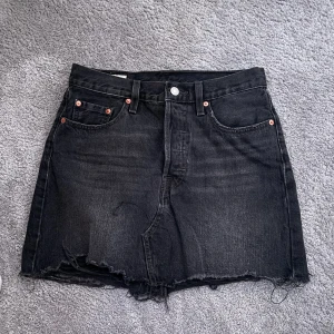 Svart jeanskjol - Säljer den jeanskjol från Levis som tyvärr är för små på mig.  Längd: 40 cm Midjemått (raktöver): 38 cm