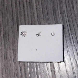 Näspiercing  - Säljer 3 st helt oanvända näspiercings från glitter då jag endast använder ring! Äkta silver. Nypris 50kr st säljer alla tre för 90kr!