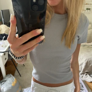 Grå t-shirt  - Grå ribbad t-shirt från Zara i storlek M (liten i storlek så upplevs som S). Säljer då den inte kommer till användning❤️