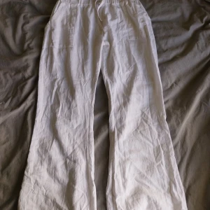 Vita lågmidjade linnebyxor 💕 - De är i gått skick och passar någon som är runt 165cm💓
