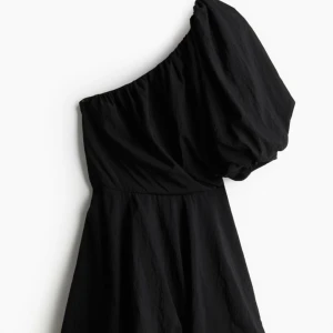 Klänning - Slutsåld från H&M använd 2 gånger😍 storlek 34