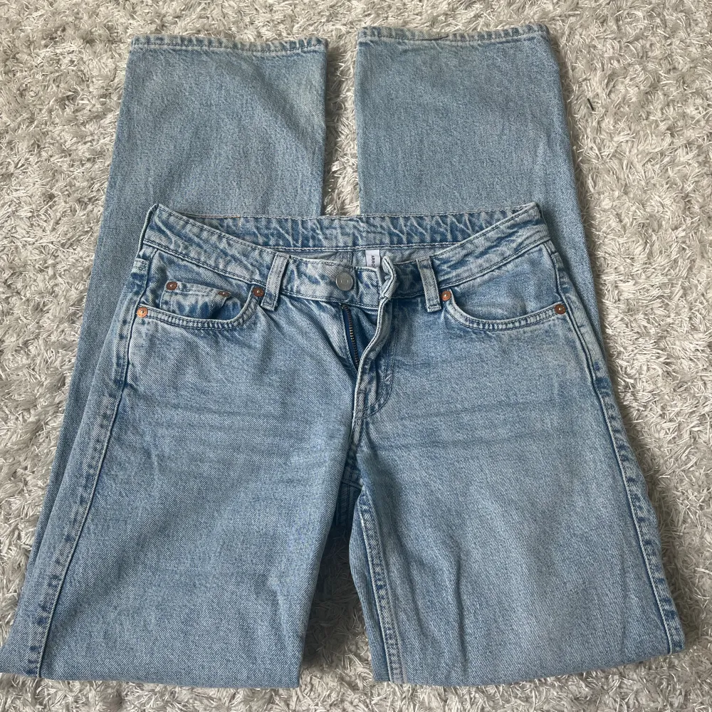 Säljer dessa low waist jeans från weekday. Nypris ca 400kr. Väldigt bra skick då dem inte är använda så mycket. stl w24 l32 och passar mig som är 162. Jeans & Byxor.