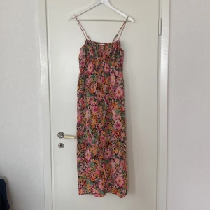 Blommig klänning - En otroligt fin och skön klänning