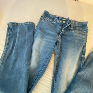 Säljer mina bootcut jeans från HM, de är i väldigt bra skick och är low waist, de är i storlek 164 men är nästan som xs/s 