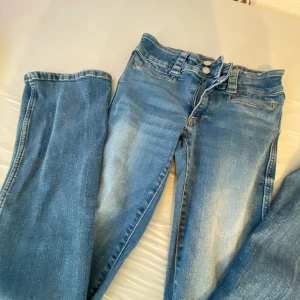 Bootcut jeans  - Säljer mina bootcut jeans från HM, de är i väldigt bra skick och är low waist, de är i storlek 164 men är nästan som xs/s 