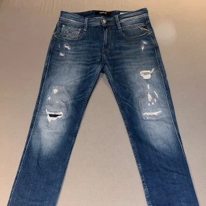 Replay Jeans - Goddagens! Säljer mina super snygga replayjeans. Jeansen är i riktigt fint skick 9/10 utan några typer av defekter, nästan nyskick. Säljer dom då jag inte längre använder dom. Skriv gärna vid frågor och funderingar!