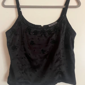 Svart linne med pärlor - Mycket bra skick, aldrig använd. Köpt på sellpy