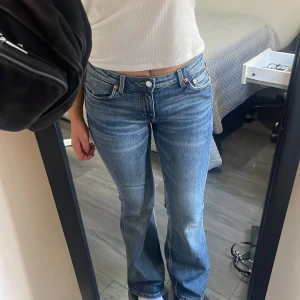Flame Low Flared Jeans från Weekday - Jeans från Weekday, storlek W27 L32. lite lite långa för mig som är 162,5 cm lång!💗