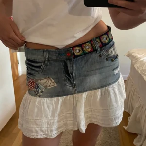 Jeans kjol - Jätte cool och unik Jeans kjol som är köpt hör på Plick för ungefär 350, gillar den jätte mycket men den passade tyvär inte mig. Midjemåttet är ungefär 38, skriv privat för mer frågor eller bilder, priset kan förhandlas💕💕