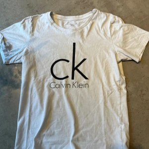 Tjena, säljer denna feta ck t-shirten  - En fet ck t-shirt i bra skick och nästan oanvänd, ingen fläck heller 🤩