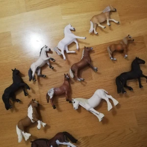 11 schleich hästar säljes - Säljs inte längre i butik. Bra kvalitet