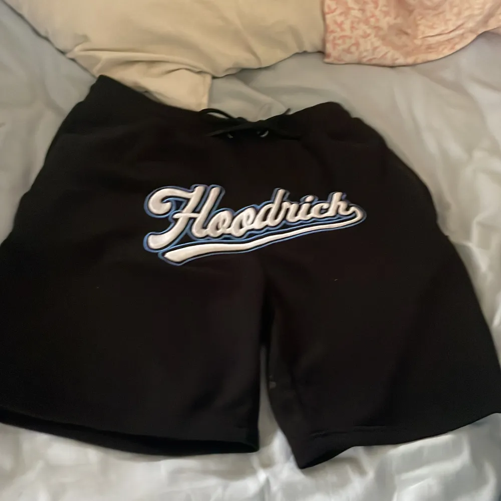 Fina sköna shorts för sommarn. Svalt och skönt Material från. Hoodrich. Tveka inte att skriva. . Shorts.