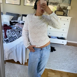 Vit blus  - Vit blus med mönster. Somrig!! 