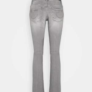 Hej! Säljer nu dessa jättesnygga ltb jeans i en lite mörkare grå (se bild 3). 💕