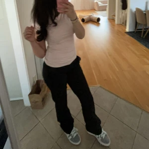 Svarta kostym byxor🎀 - Säljer mina snygga low waist svarta kostymbyxor ifrån bikpk använd många gånger men inga täcken på stora defekter köpa för 500kr men säljer billigt eftersom jag har haft de ett tag❤️❤️