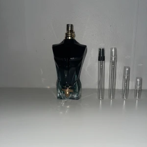 Samples av le beau le parfum  - Le beau le parfum är en magisk sommar doft som är perfekt till sommardagar och kvällar, säljer samples i storlek 2/5/10 ml