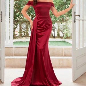 Balklänning  - Jag har använt den 2 gånger. Den är helt ren och går att använda flera gånger och jättebra material. Köpte den för 422kr och tänker sälja den för 350kr (pris kan även diskuteras) Perfekt att använda den till nån bal eller bröllop! 