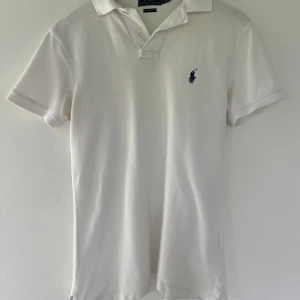 Ralph lauren piké  - Skick 7.5/10 || Slim fit modell || Perfekt nu på sommaren || Passar S och Xs || Fråga vid minsta fundering! ☀️ 