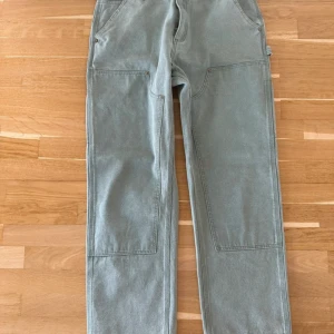 Carhartt dubble knee  - Ljusgröna carhartt , storlek 32/32 . Va för stora i midjan så säljer vidare 