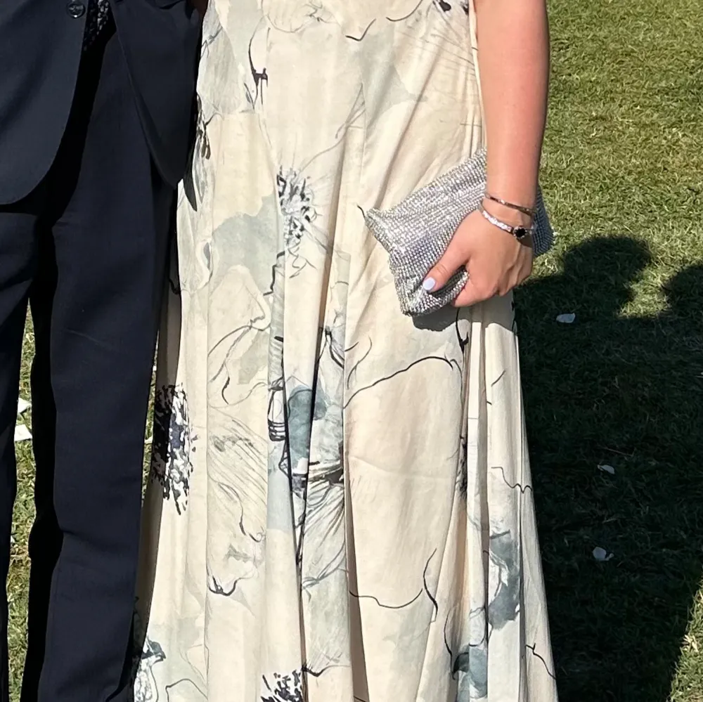 Hi!  Selling this beautiful dress from ASOS Edition, bought in 2024 (still available on site for 1700sek), only worn once.  Size L, true to size. 🌸. Klänningar.